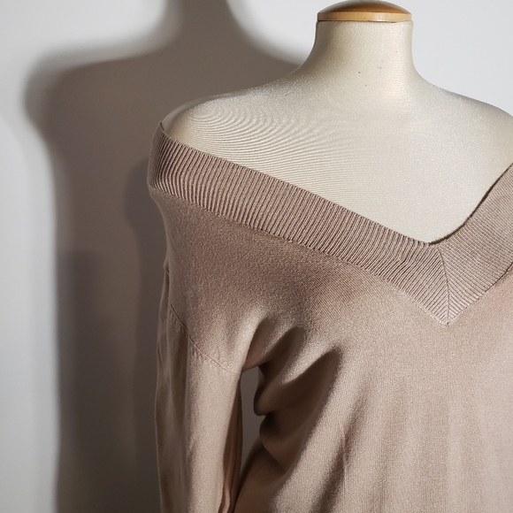 Sweater. New. - Picture 1 of 6